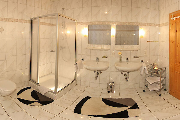 großzügiges Badezimmer in der Ferienwohnung